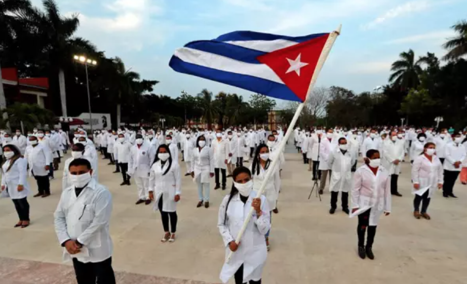 INAI ordena al IMSS entregar nombres de médicos cubanos contratados en México